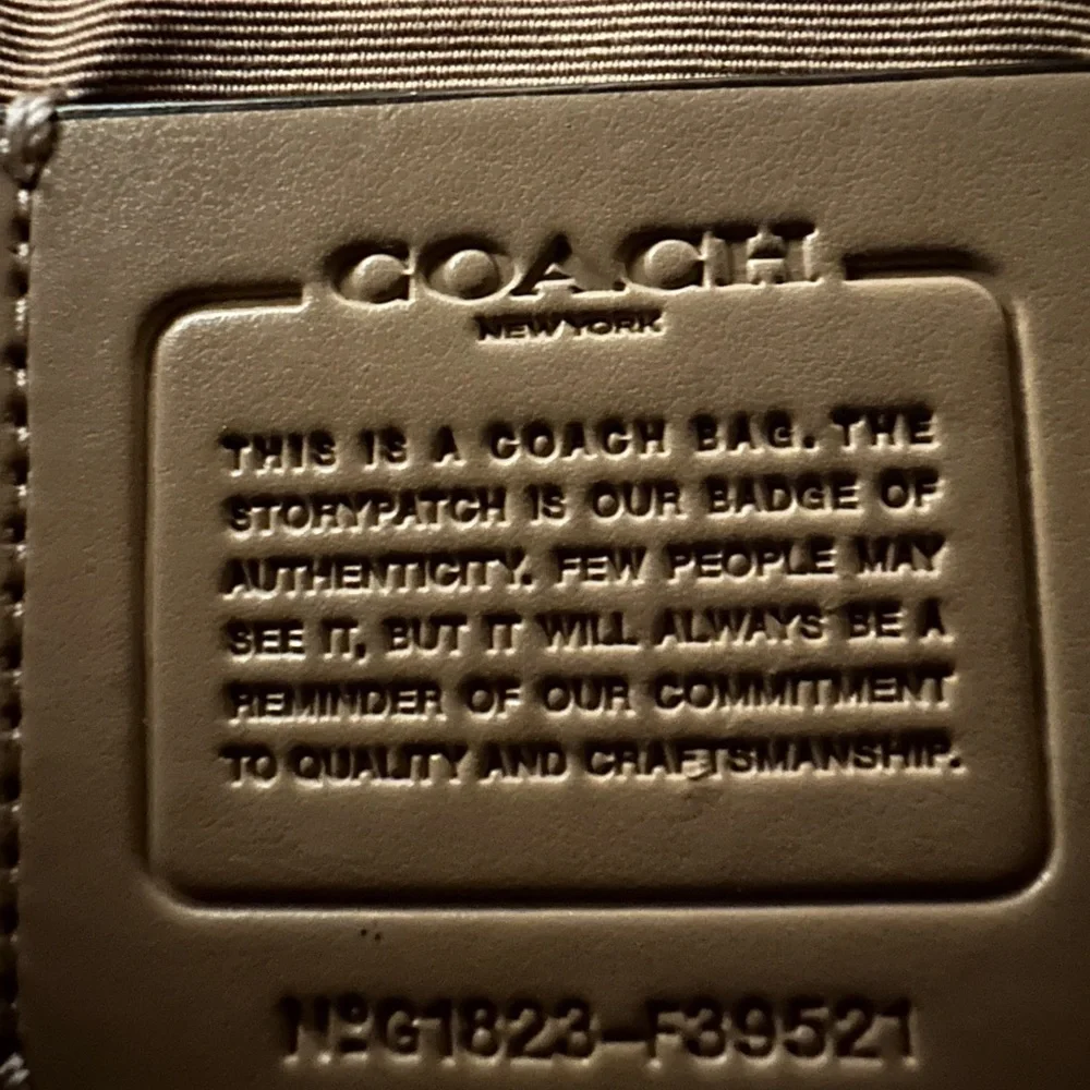 “👜‎ COACH Metallic Gold Signature Bag ✨ Luxury Chic & Classic Style 💫”